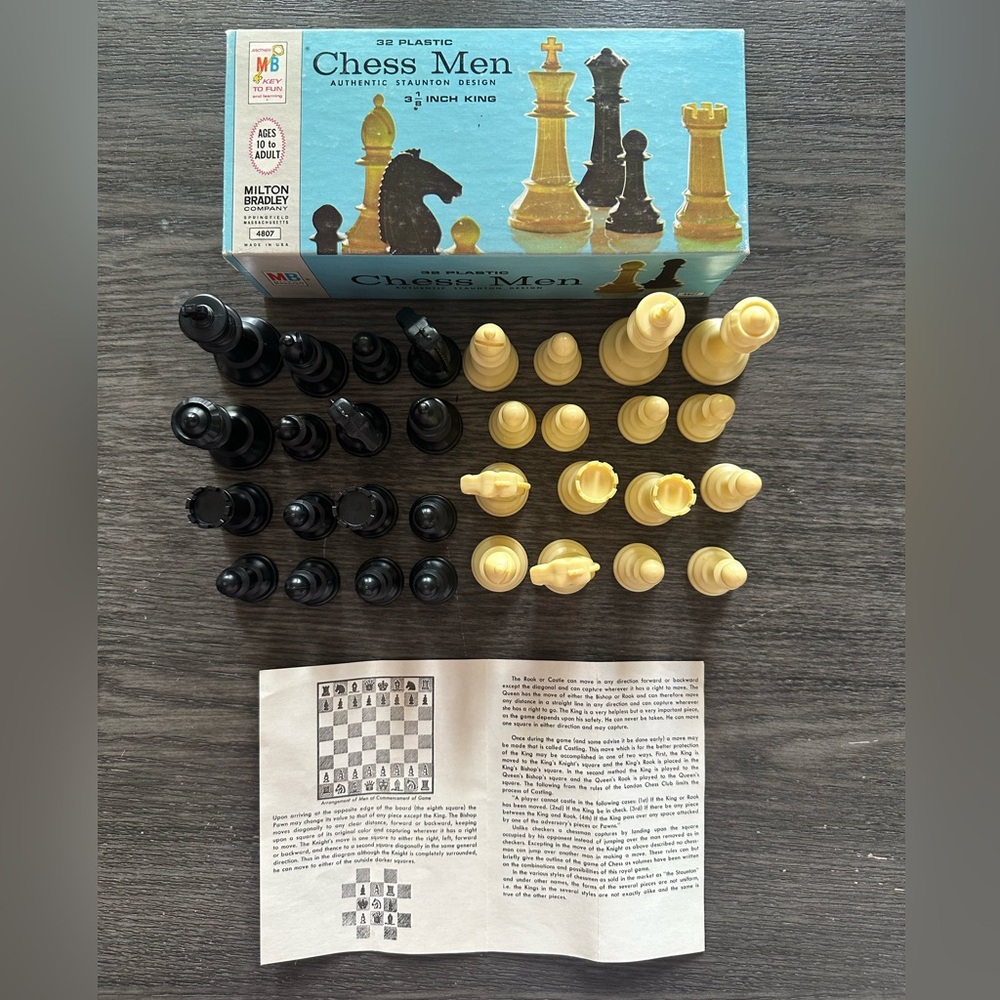 Milton Bradley plastic‎ Chess Men